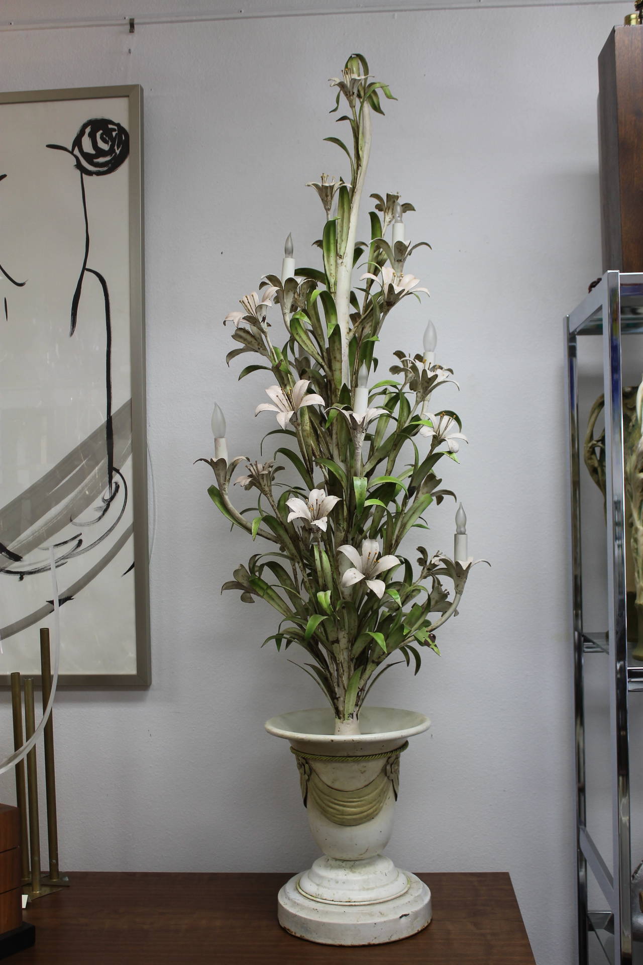 Hollywood Regency Italian Metal Daylilies Floor Lamp In Excellent Condition In Palm Springs, CA