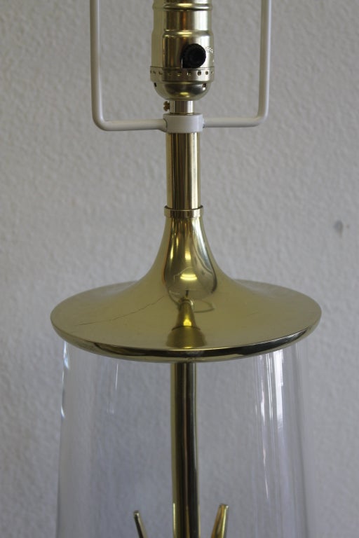 Mid-Century Modern Lampe en laiton et verre attribuée à Laurel en vente