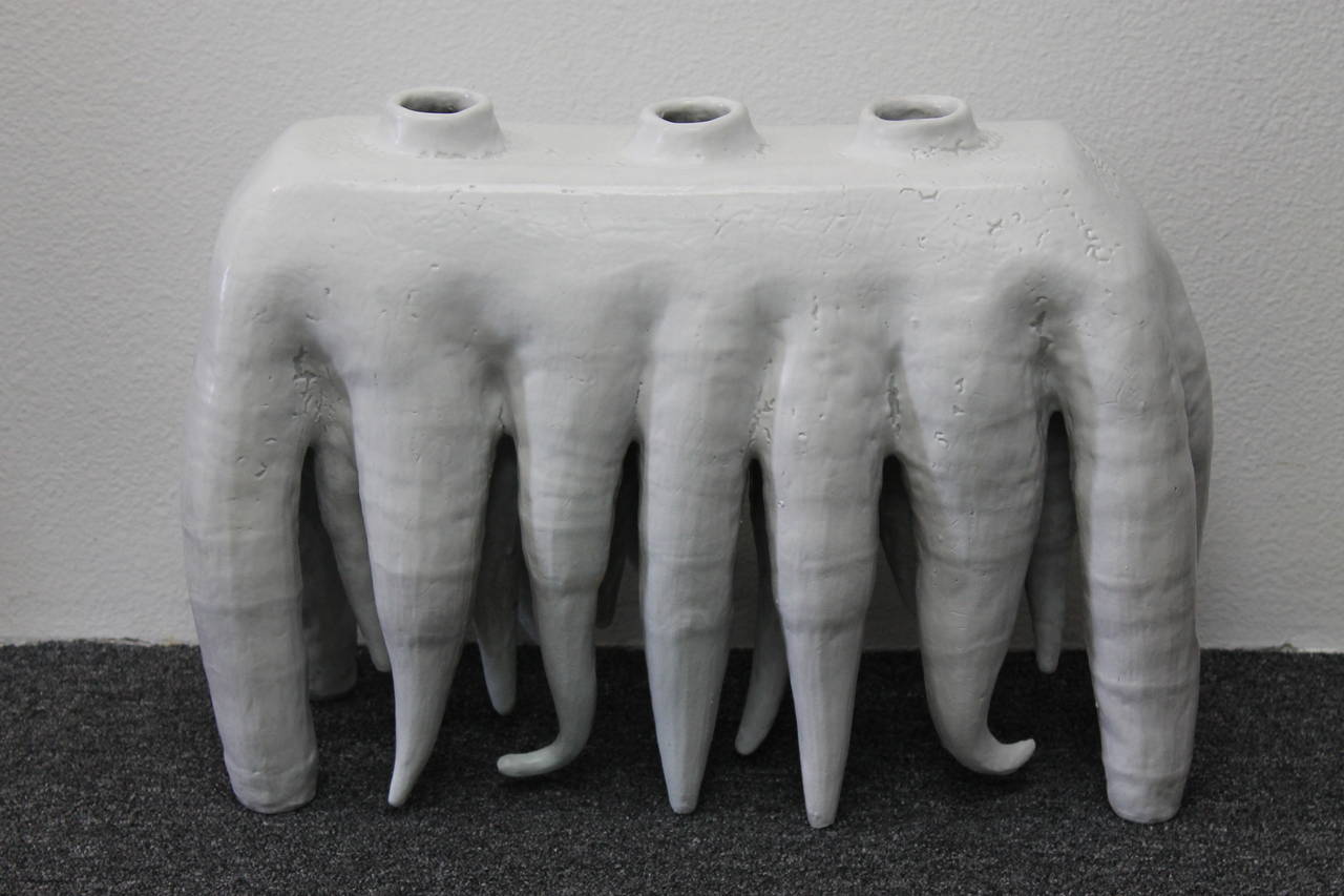 Sculpture en céramique de Daric Harvie