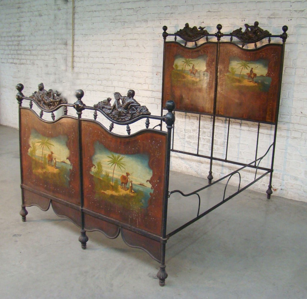 19th century cast iron bed. Tripoli painted sheet metal<br />
For bedding 140 x 200 cm