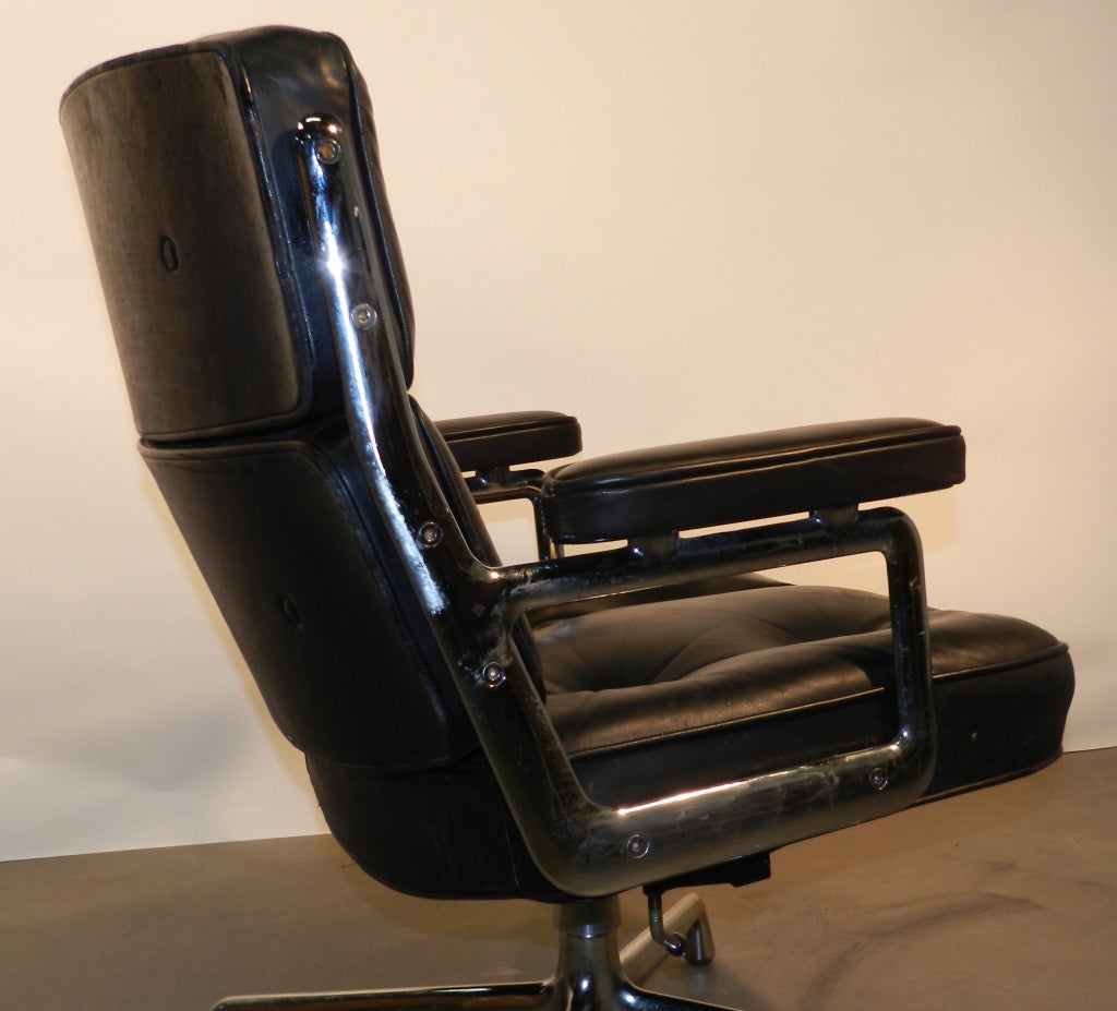 Mid-20th Century Lobby Chair ES 104 Eames For Sale