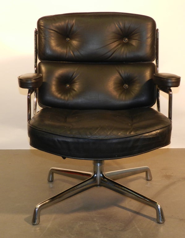 Leather Lobby Chair ES 104 Eames For Sale