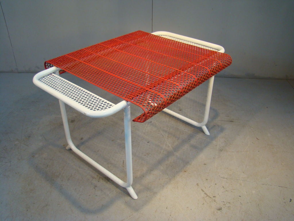 CLAUDE ADRIEN, 2 ARMCHAIRS AND 1 TABLE LACQUERED METAL<br />
EDITION MEUBLES ARTISTIQUES MODERNES 1950