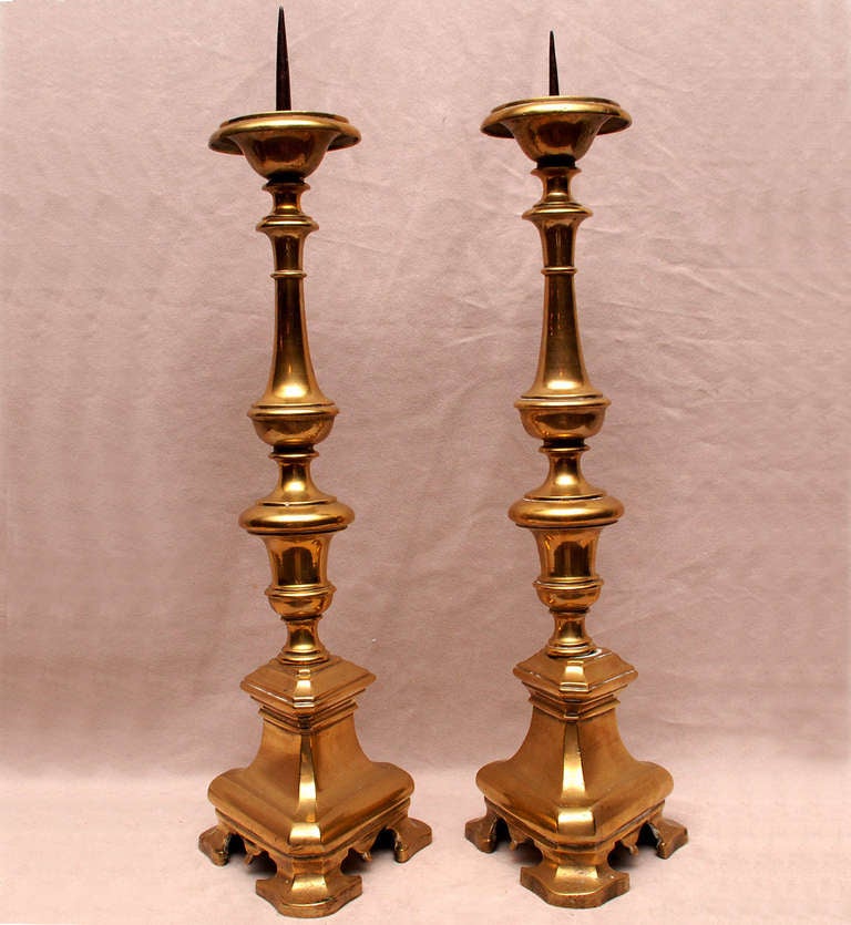 Excellent pair of Flemish Ecclesiastical brass pricket candlesticks.

Excellent form and condition.

Proper iron core.