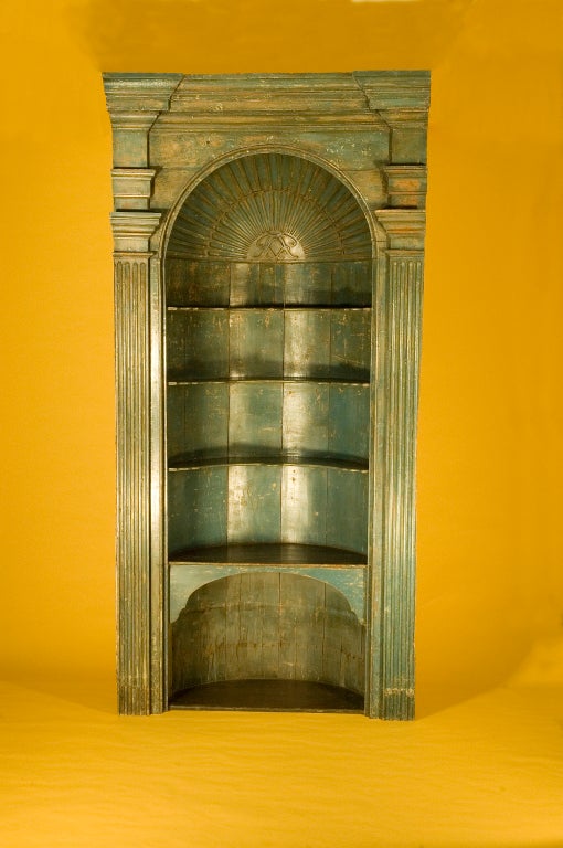 Englischer bemalter Eckschrank.