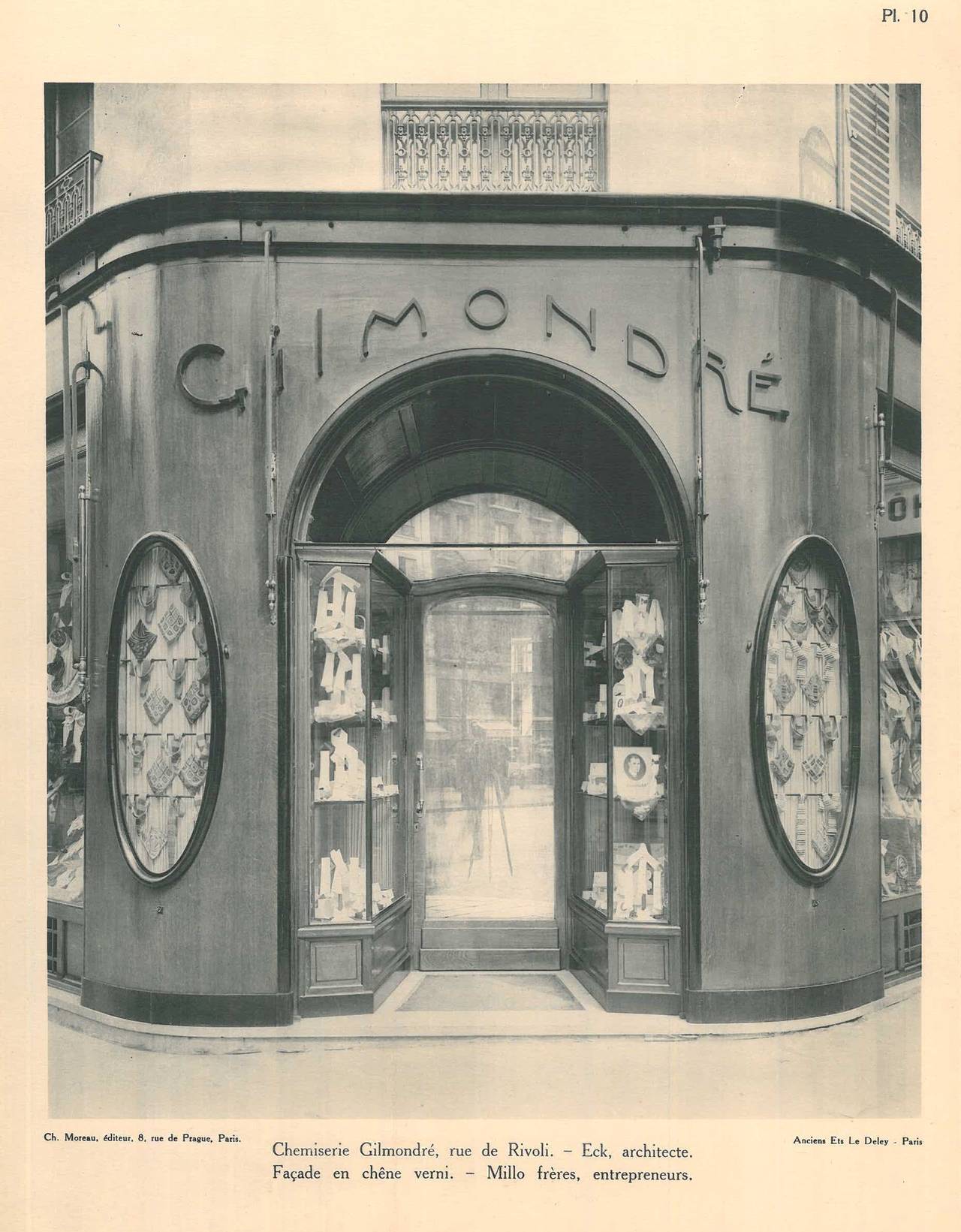  Designs/One pour les vitrines de magasins
Un portfolio à couverture rigide avec 60 reproductions en photogravure montrant des exemples de nouvelles façades de magasins et d'aménagements de magasins dans le style Art déco par certains des designers