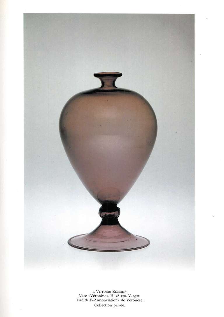 Ce livre présente de nombreux exemples de verres de Venini, une entreprise qui fut sans aucun doute l'un des plus importants fabricants de verre du 20e siècle.

Le XXe siècle se caractérise par un essor des arts décoratifs, considérés non plus comme