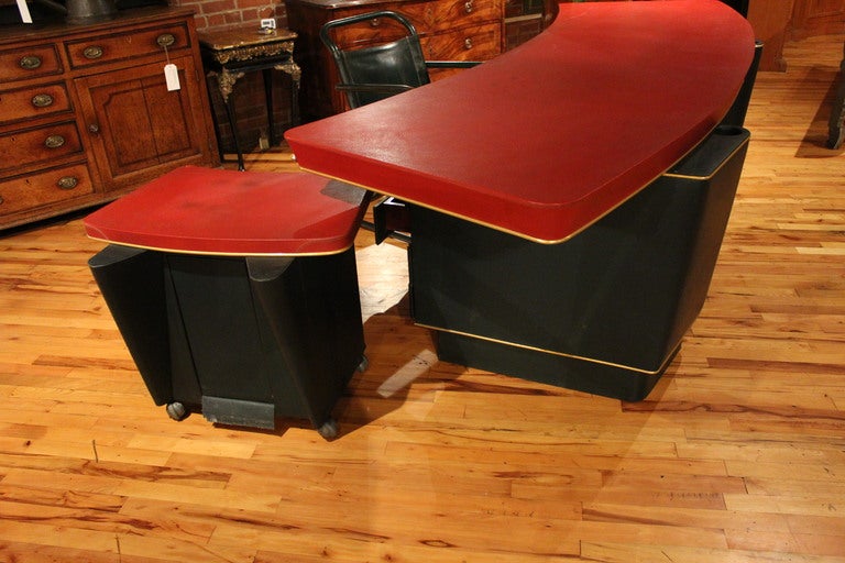 French Leather Desk In Good Condition For Sale In High Point, NC