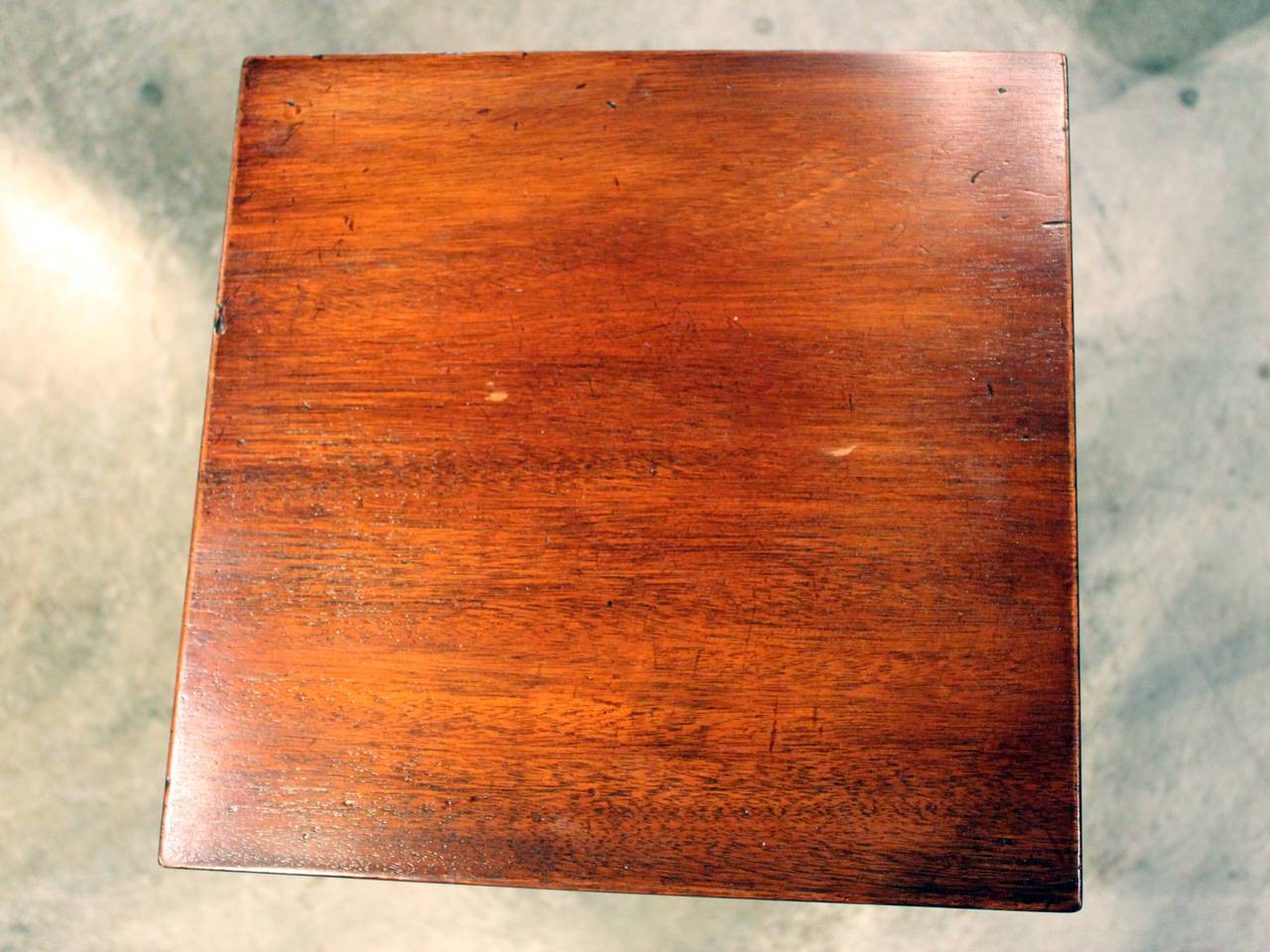 English Square Mahogany Side Table In Good Condition For Sale In High Point, NC