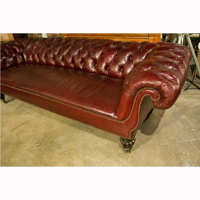 English Leather Chesterfield Sofa In Good Condition For Sale In High Point, NC