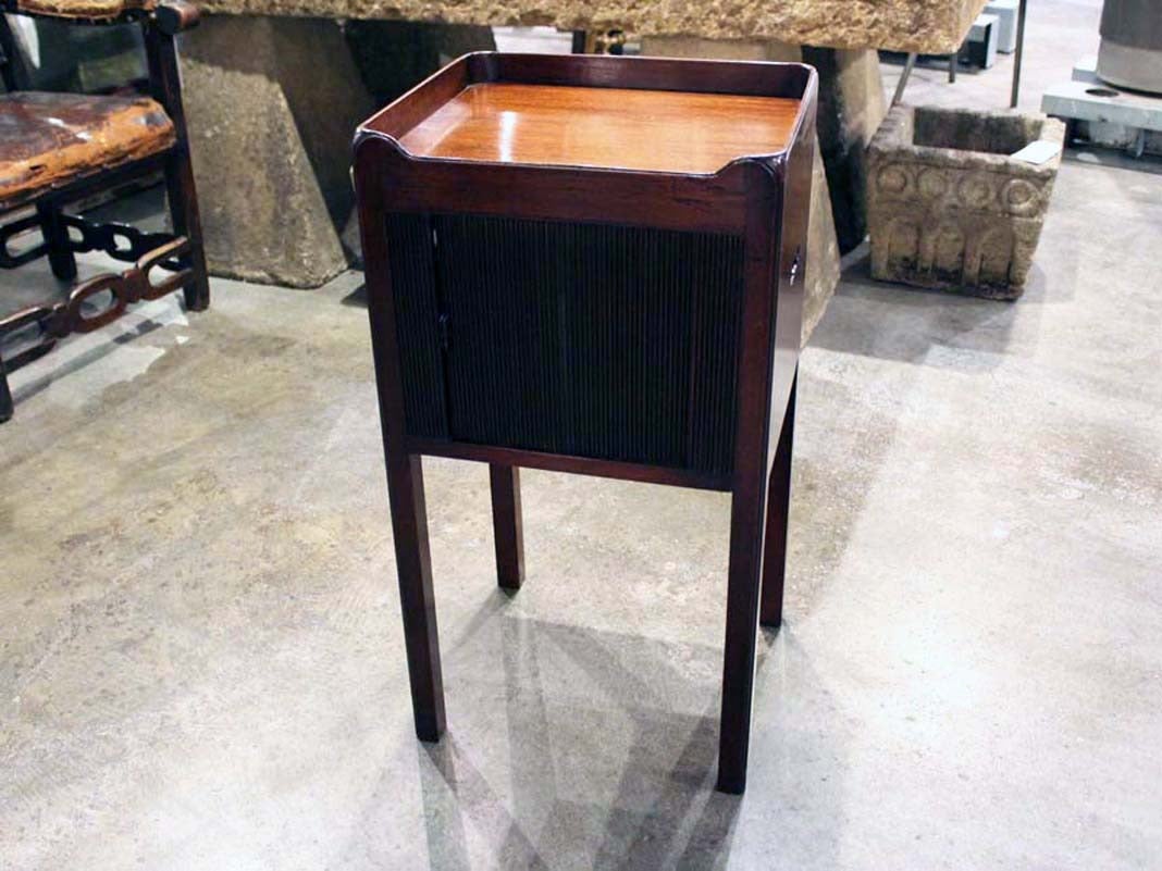English Mahogany Bedside Table In Good Condition For Sale In High Point, NC