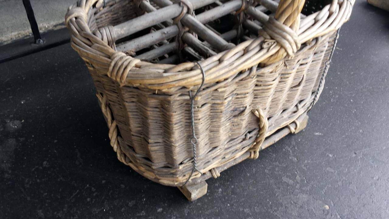 Wine Basket from Burgundy, France In Good Condition For Sale In High Point, NC