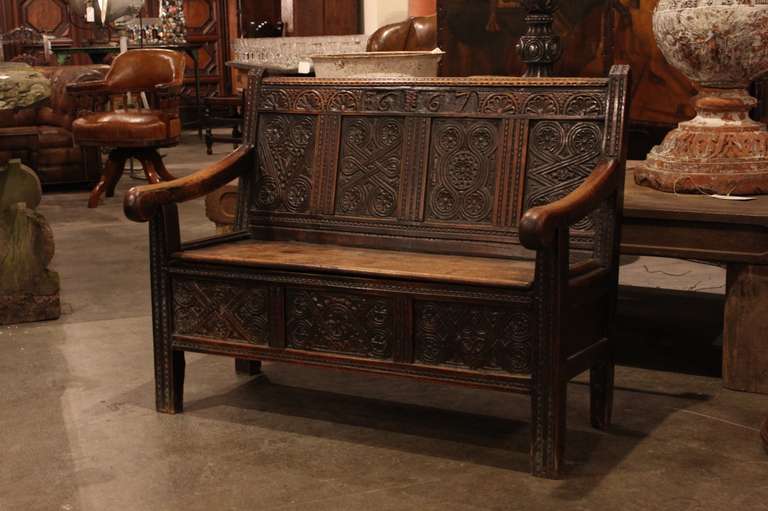 English Oak Carved Settle In Good Condition For Sale In High Point, NC