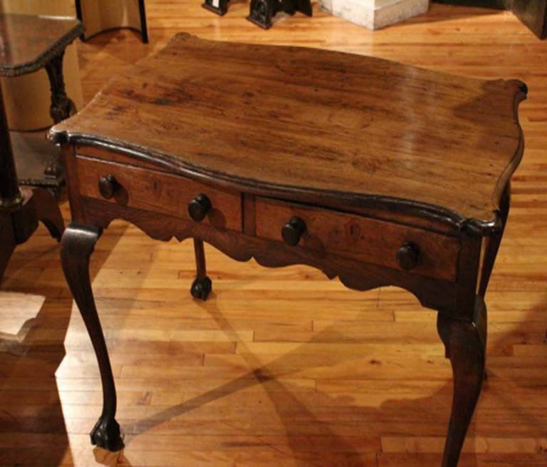 English Cabriole Leg Table In Good Condition For Sale In High Point, NC