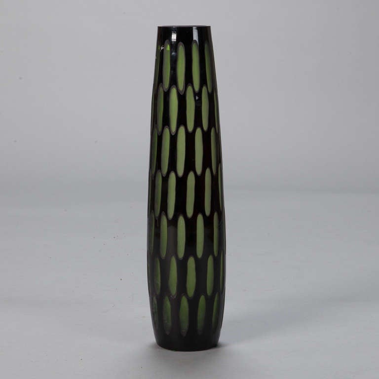 Inconnu Vase élancé en verre de caisse noir et vert du milieu du siècle dernier