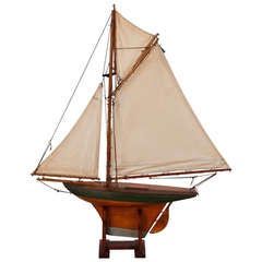 Bateau d'étang anglais en bois avec trois voiles