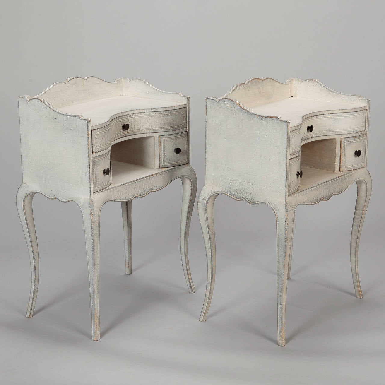 Pair of French Antique White Bedside Tables In Excellent Condition In Troy, MI