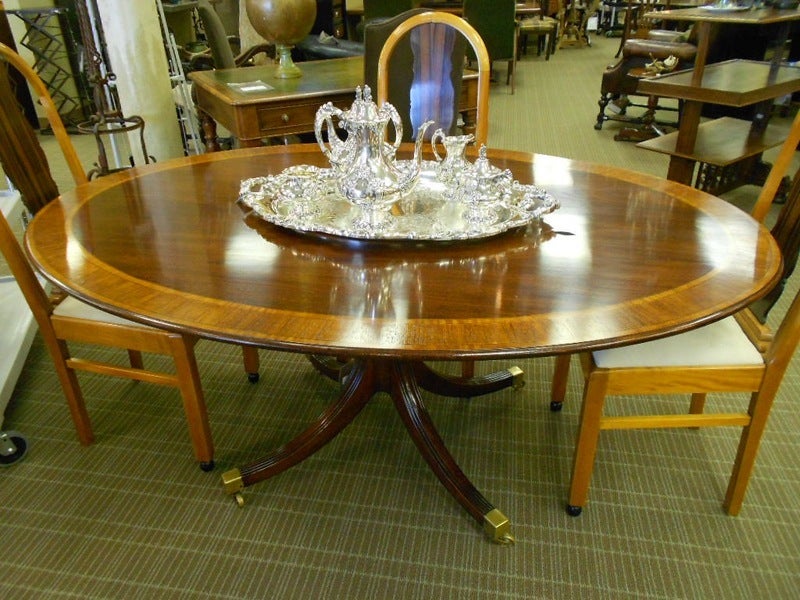 Oval English Mahogany Tilt Top Breakfast Table In Excellent Condition In Troy, MI