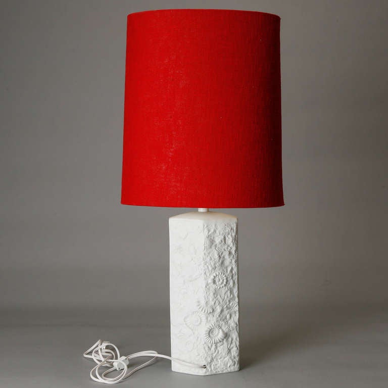 Mid Century Bisque Porcelain Sculpted Shell Lamp with Red Shade In Excellent Condition In Troy, MI