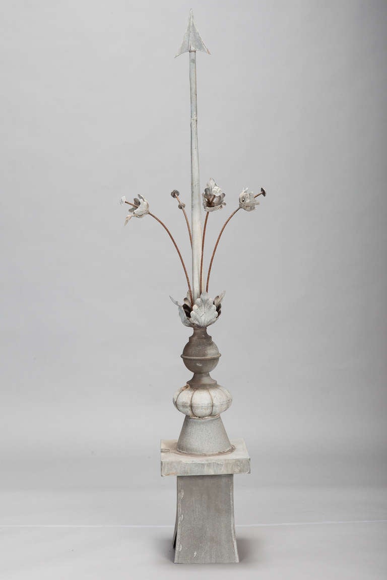Circa 1900 roof finial rendered in zinc with an arrow shaped center surrounded by tall stemmed flowers. 