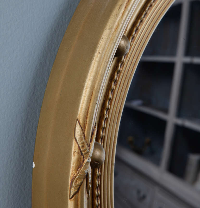 Gilded Round Frame Mirror with Beaded Trim In Good Condition In Troy, MI