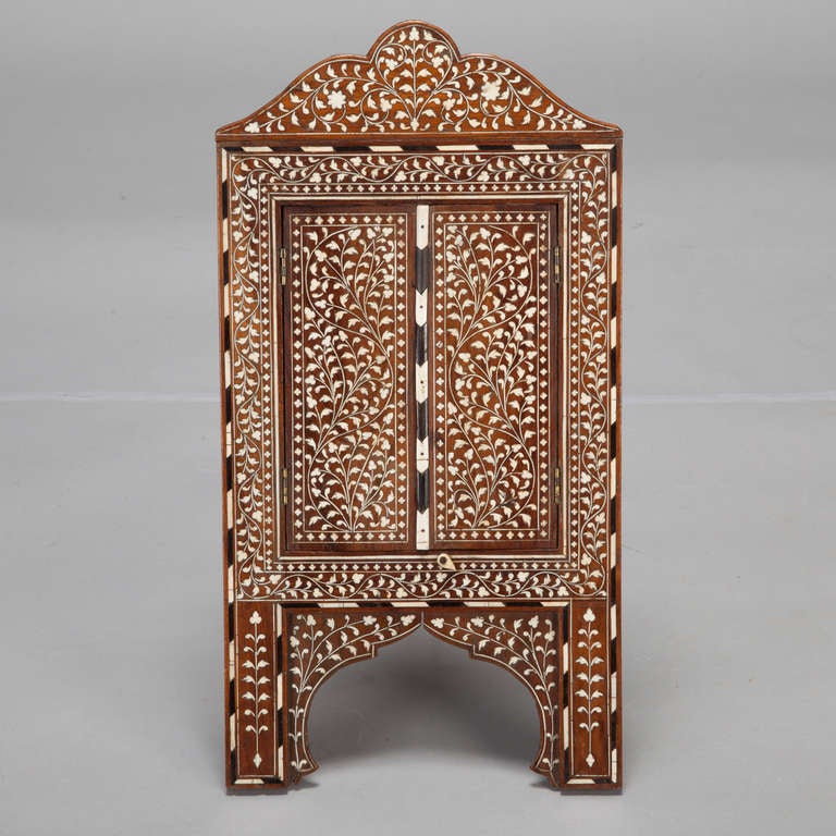 Espejo de mesa plegable angloindio del siglo XIX con incrustaciones de hueso