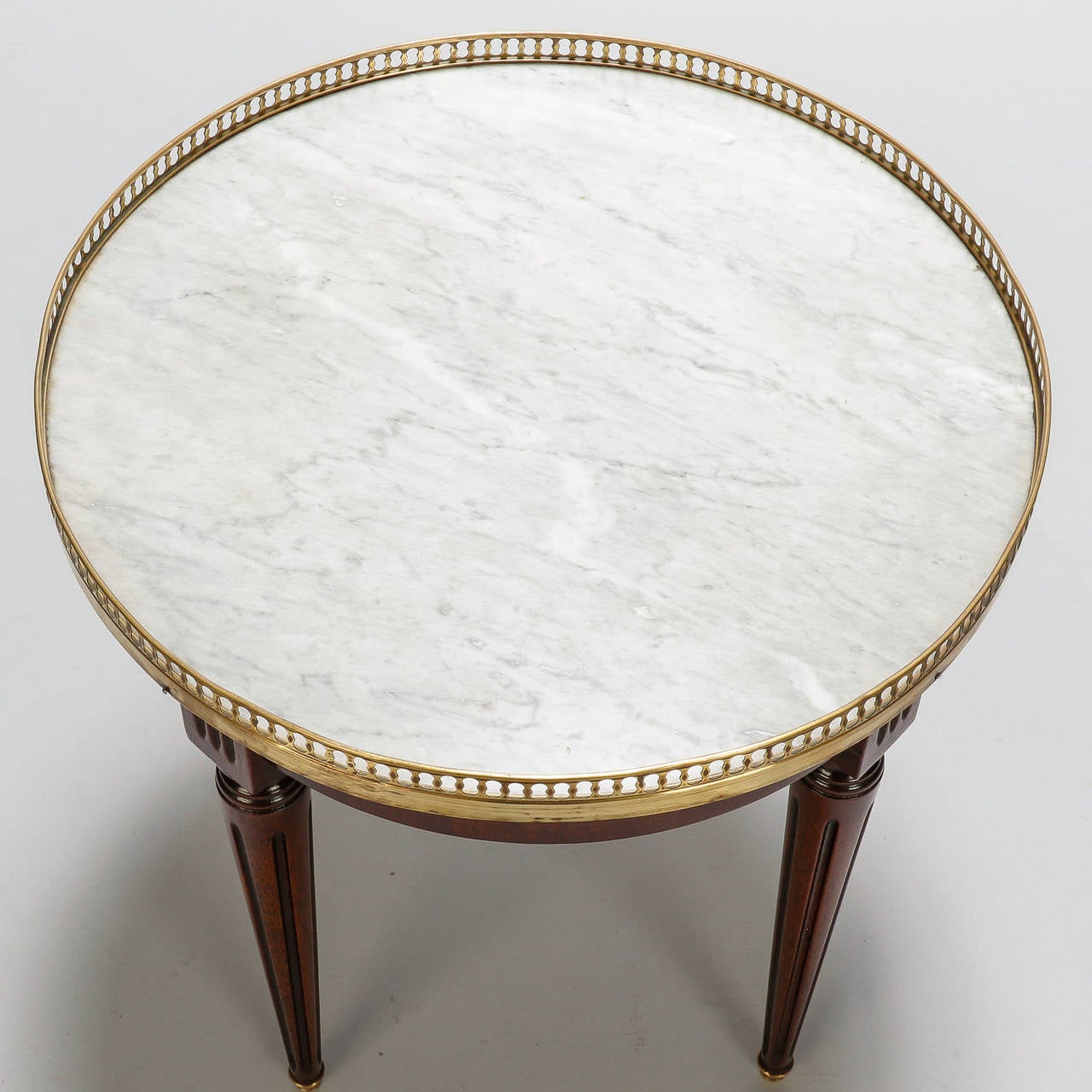 Petite table d'appoint ronde en bois avec galerie en laiton et plateau en marbre blanc Excellent état à Troy, MI