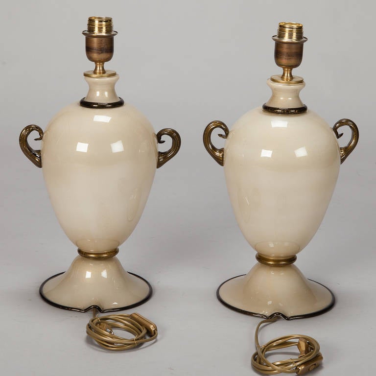 Pair of Midcentury Murano Amphora Shape Glass Lamps in Cream and Black For Sale 1