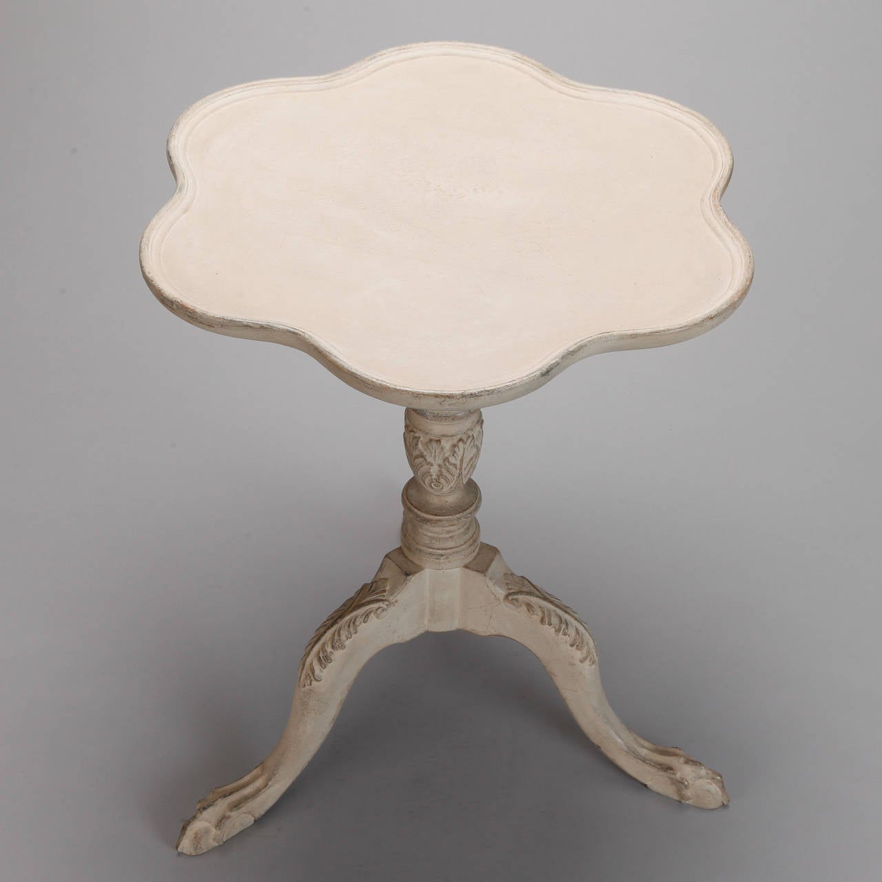 Small French Scallop Edge Side Table In Good Condition In Troy, MI
