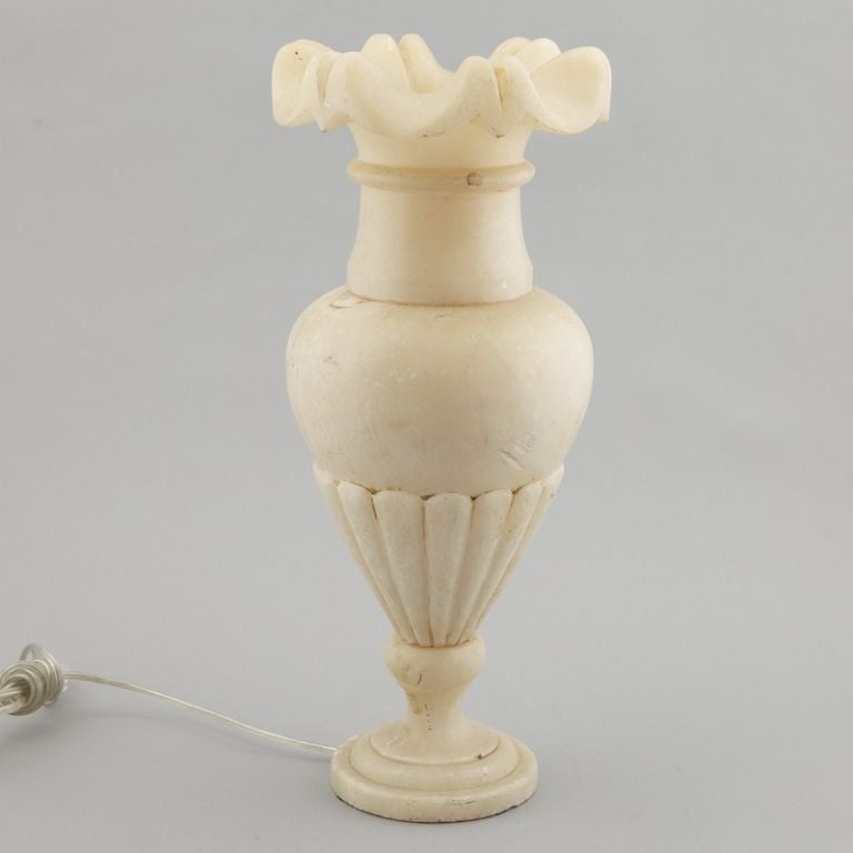 Scalloped Top All Alabaster Lamp In Good Condition For Sale In Troy, MI