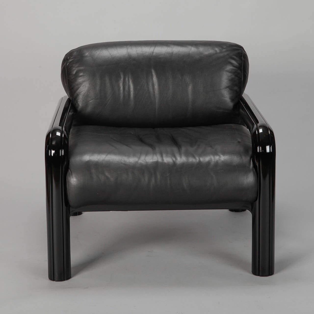 Vers les années 1970, paire de fauteuils à accoudoirs bas et élégants de Knoll International, conçus par Gae Aulenti. Les chaises ont une structure en acier noir émaillé et un revêtement en cuir noir. Vendu et tarifé comme une paire. Les sièges ont