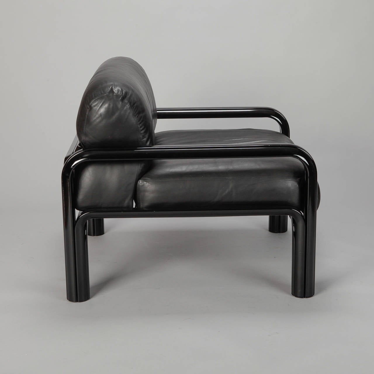 Anglais Paire de fauteuils en cuir noir Gae Aulenti pour Knoll International