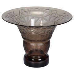 Vase taupe signé Daum Nancy, gravé à l
acide