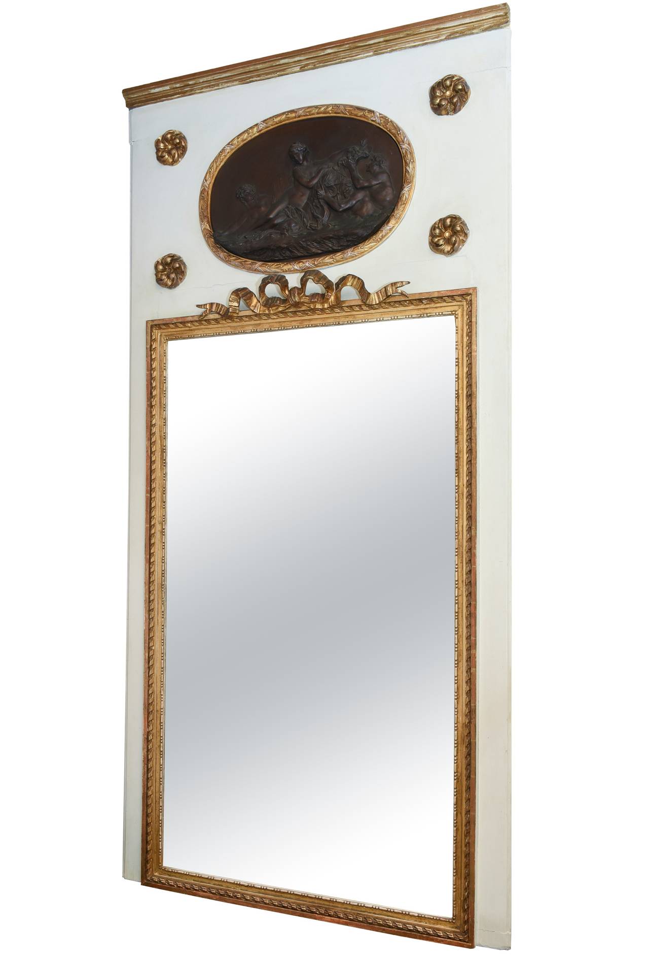 Miroir monumental Trumeau du 19ème siècle, incrusté d'une plaque d'après Clodion