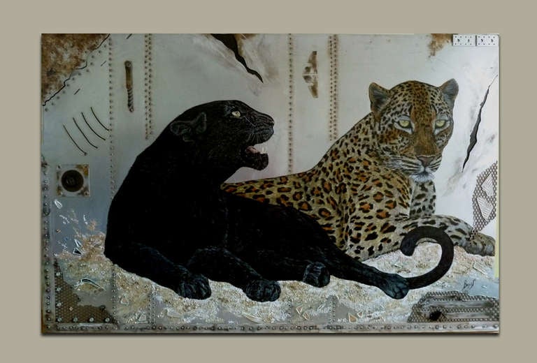 Ein industrielles Wandgemälde von außergewöhnlicher Größe, das zwei Panther in Ölfarbe darstellt. Der gefleckte und der schwarze Panther sind so unglaublich detailliert
erscheinen sie fast dreidimensional. Das Metallblech ist dick,
mit Sand,
