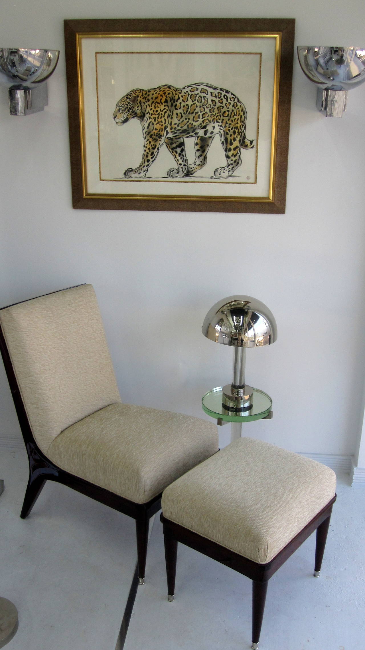 La forme épurée et les pieds fuselés parlent d'eux-mêmes concernant cet ensemble chaise et ottoman Art déco français en bois exotique de Maurice Jallot.
Mesure : Chaise : 34.75