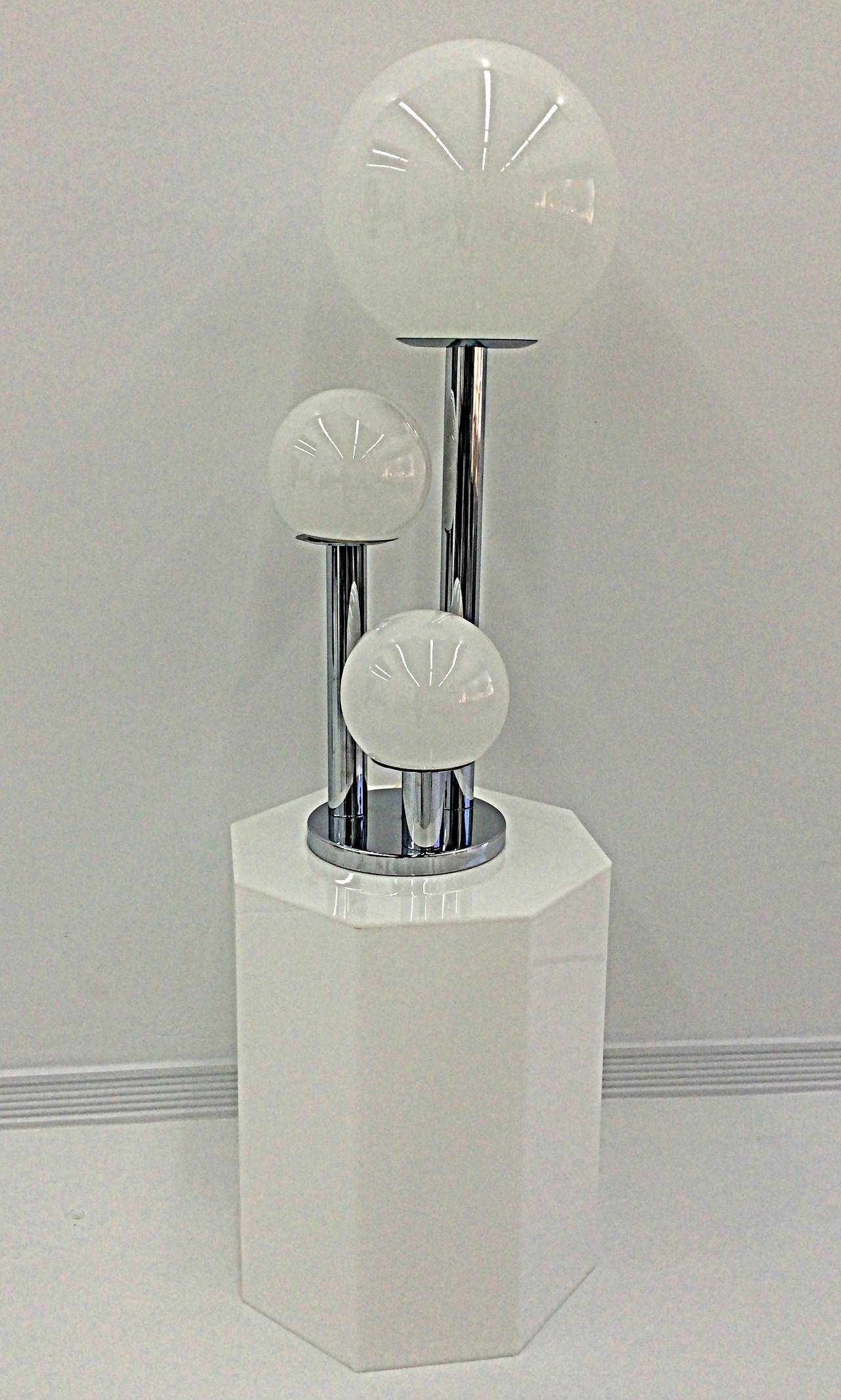 Mid-Century Modern Italian Tri-Globe Lamp and Table 1