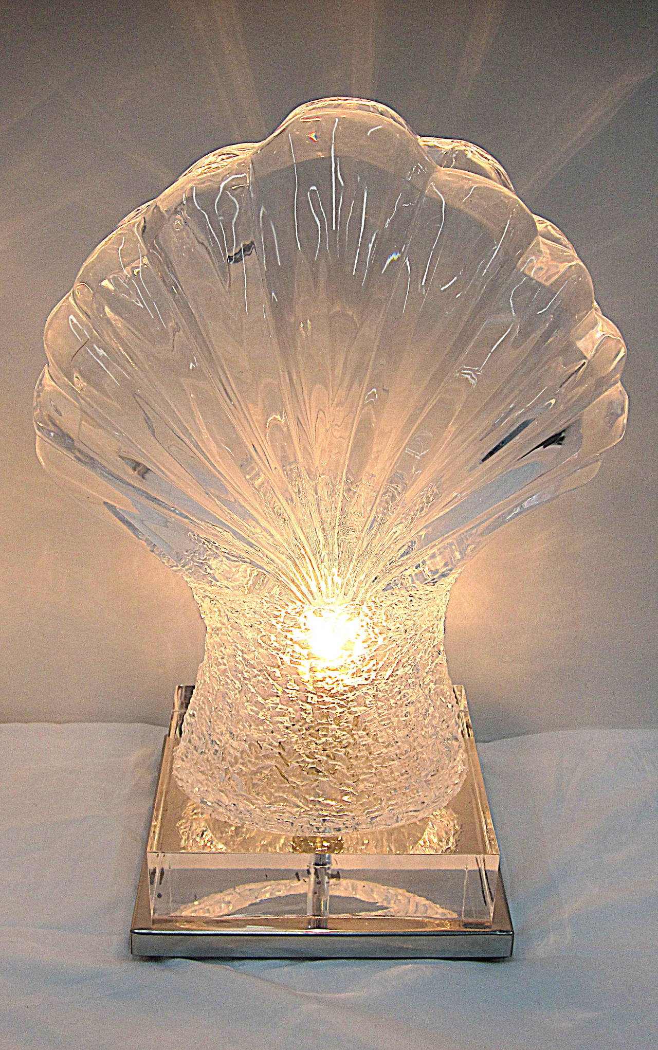Paar geformte Lucite-Muschellampen aus der Mitte des Jahrhunderts (Poliert) im Angebot