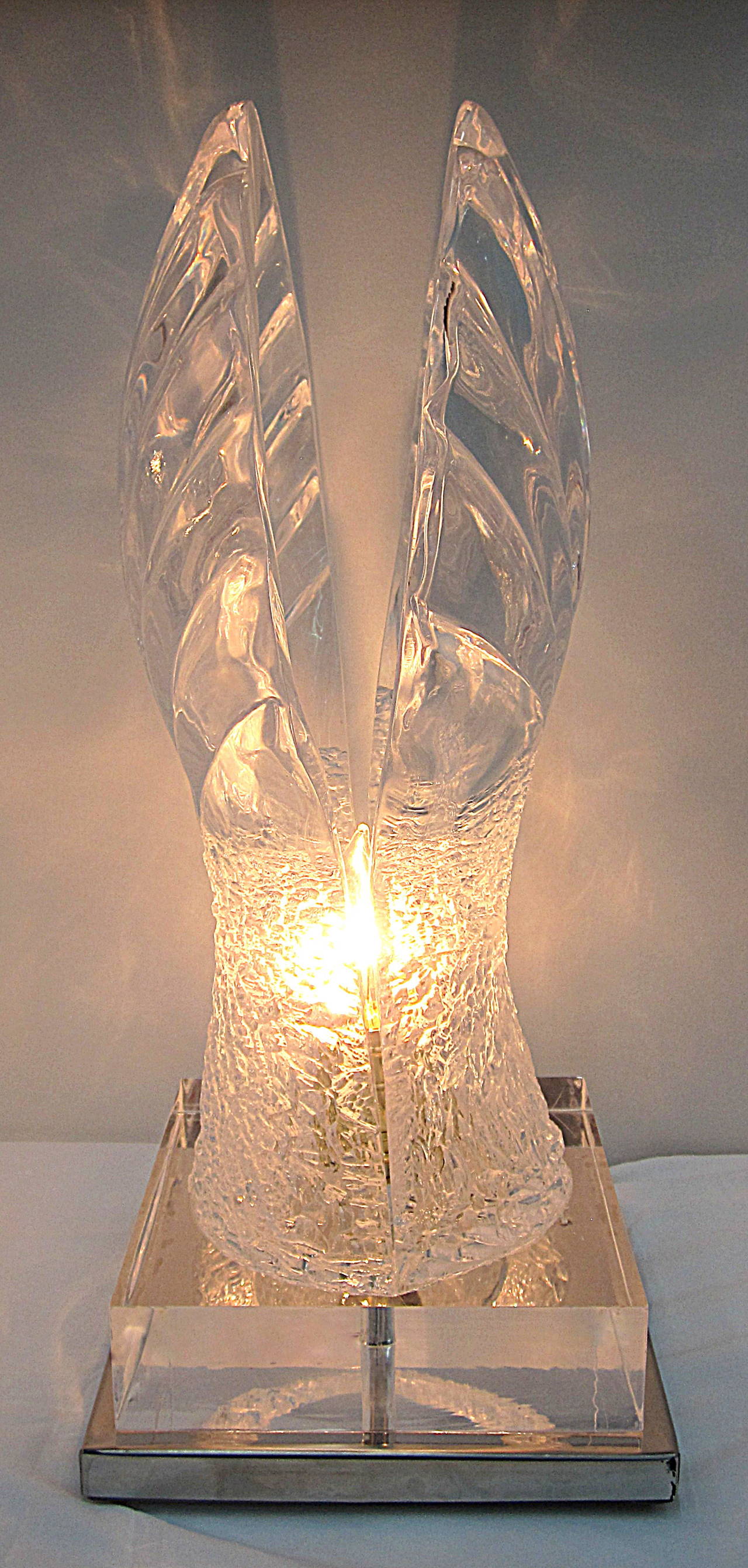 Paar geformte Lucite-Muschellampen aus der Mitte des Jahrhunderts (Ende des 20. Jahrhunderts) im Angebot