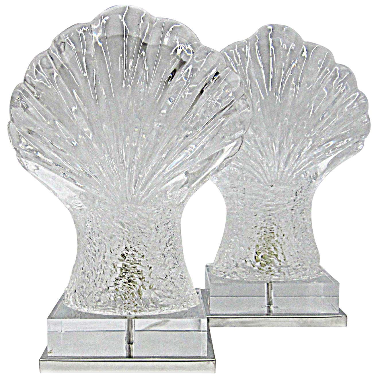 Pair of Mid-Century Sculpted Lucite Shell Lamps For Sale at 1stDibs