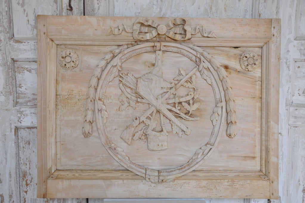 A FRENCH 18C CARVED WOODEN BOISERIE PANEL DE CHASSE WITH THE ORIGINAL PAINTED DECORATION