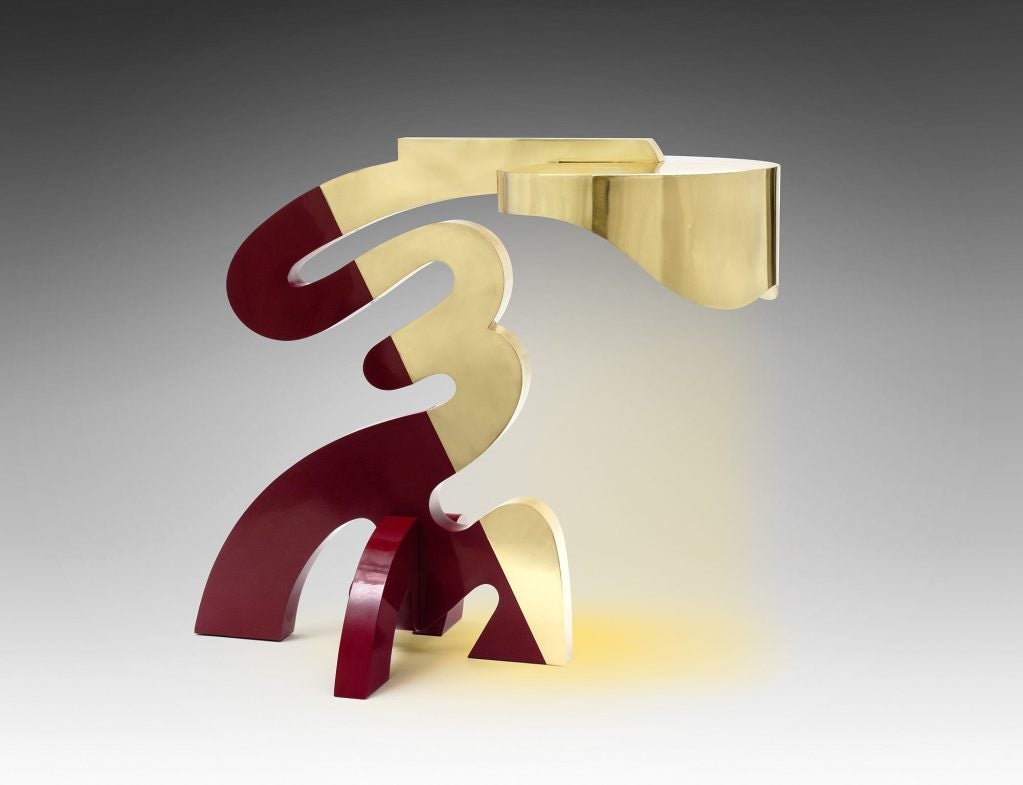 Sculpture lamp signed and numbered by the artist for the gallery.

Measures: H 60 cm; H 23.62 inches
Brass
Dimmer switch

Handmade with two finishes possible:

Mirror polished brass and crimson lacquered brass
Mirror polished brass and