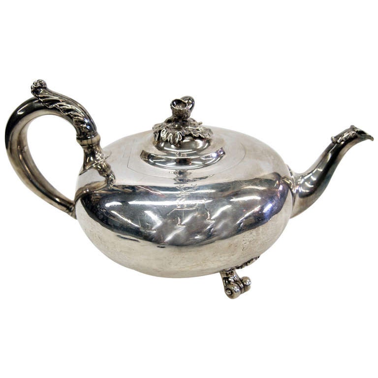 Antique Sterling Silver Teapot by famed silversmiths Hunt & Roskell, London For Sale