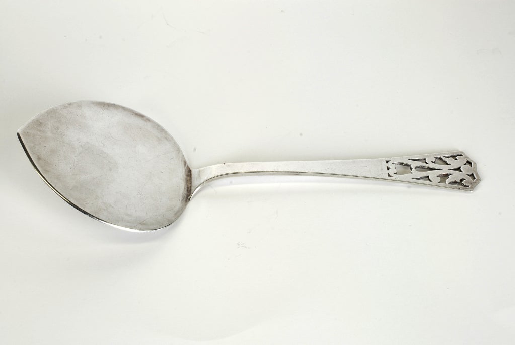 An elegantly designed Sterling Silver Cake Server with a pierced top handle and hammered finish to the bowl. McAuliffe & Hadley were a small Boston, Mass firm operating in the early twentieth century.  Weight: 58 grams