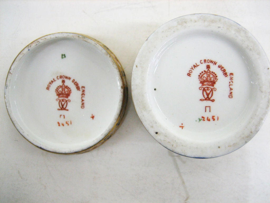 Antique 'Imari' MIniature Porcelain Box by Royal Crown Derby In Excellent Condition In Vancouver, BC