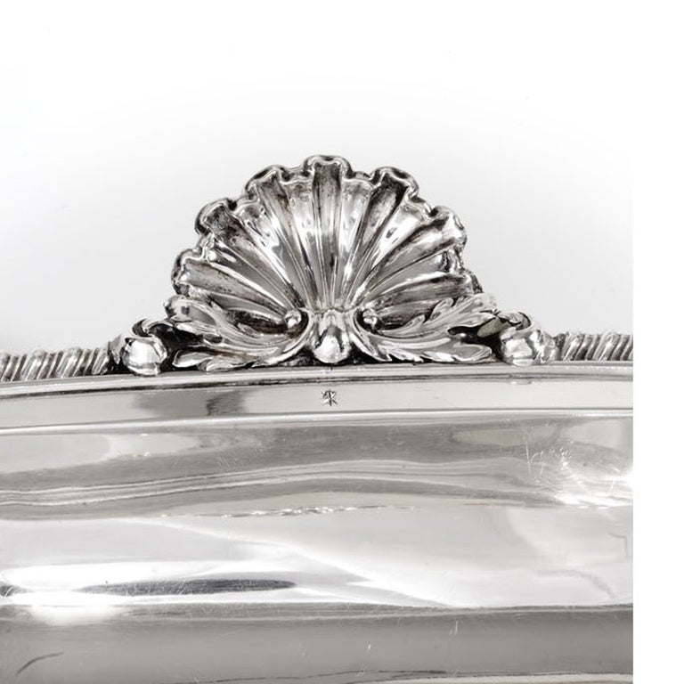 Important Paul Storr sterling silver covered entree dish In Good Condition In Vancouver, BC