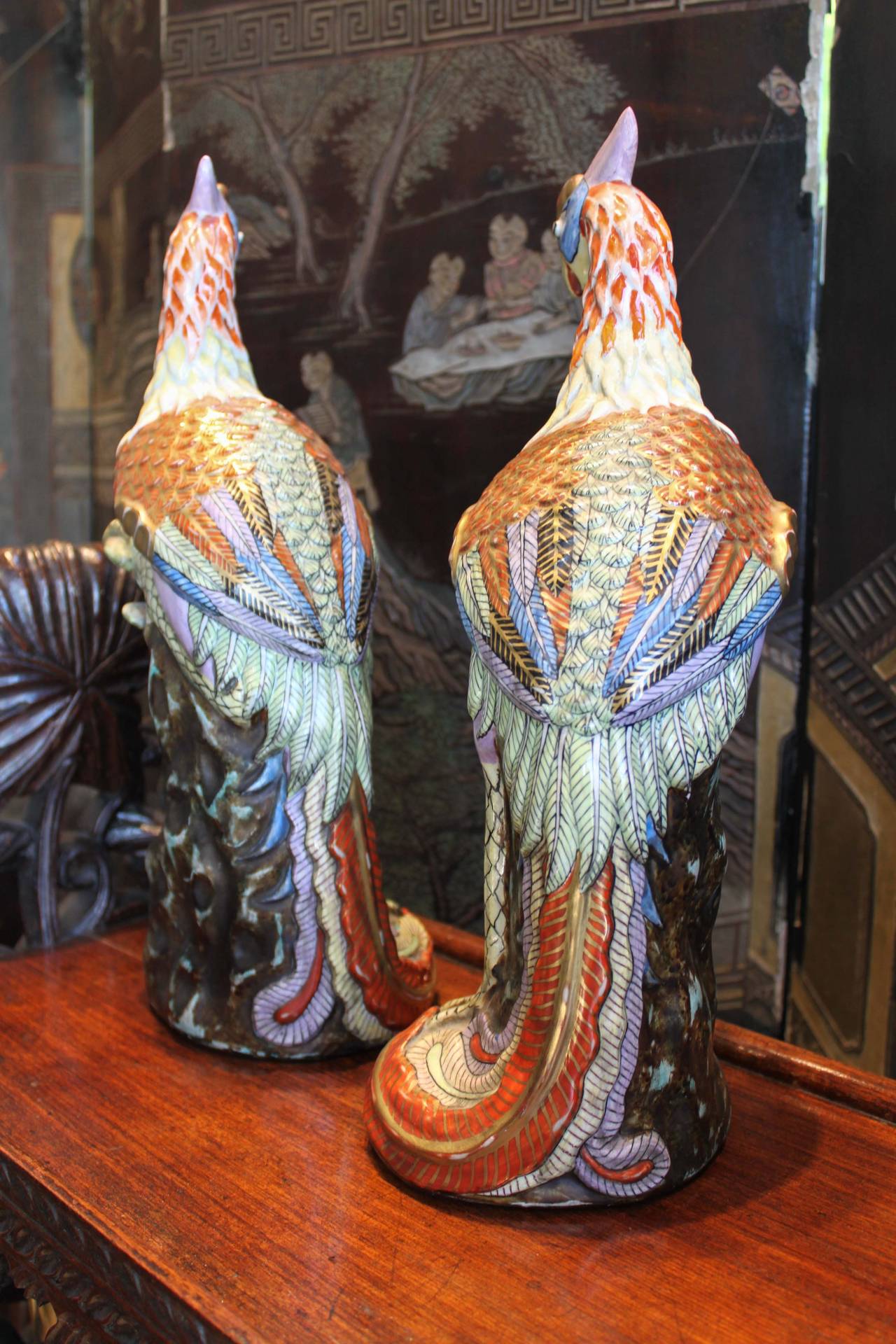 A pair of French porcelain exotic birds in Chinese export style.
Early 20th Century.