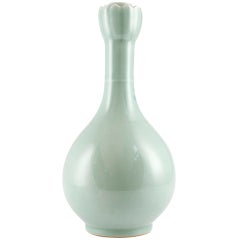 Garlic head Chinese vase with six character mark