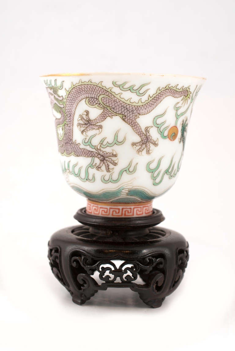 Wucai dragon cup with Qianlong mark and of the Period. ( 1736-1795.)