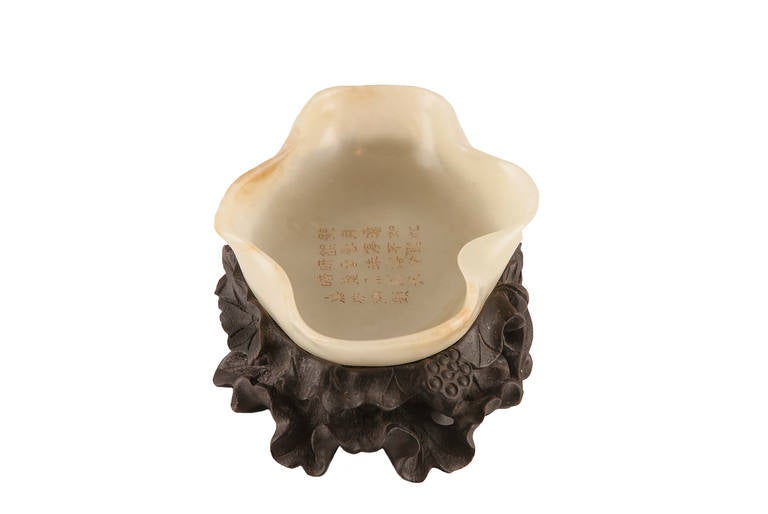 Beautiful hetian jade brush washer on lovely carved scented wood stand.
Poem with Jiaqing dynasty inscribed.
Qing dynasty.
